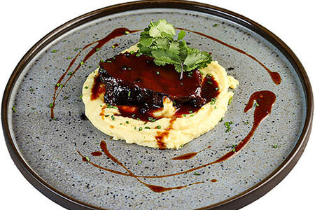 Томленые щечки Тонкацу с картофельным пюре