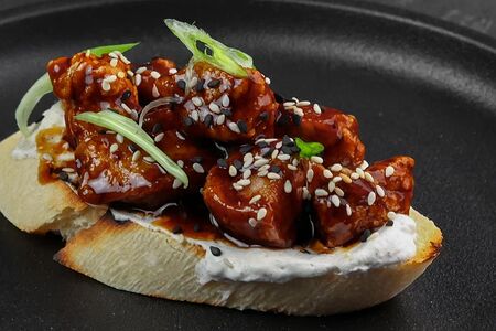 Брускетта с попкорном из свинины