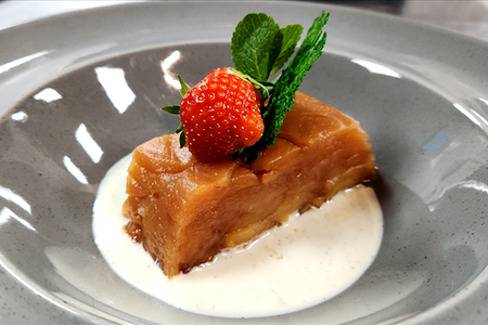 Яблочный десерт с ванильным соусом