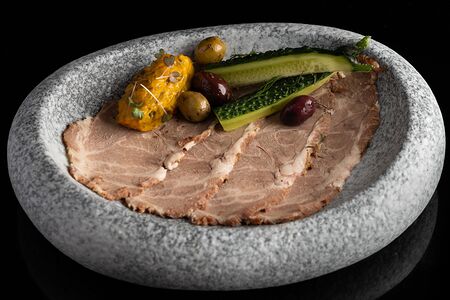 Буженина с соусом релиш