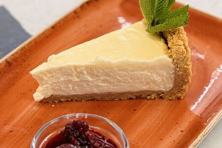 Чизкейк с ягодным соусом