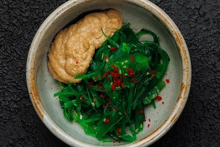 Водоросли чука с ореховым соусом