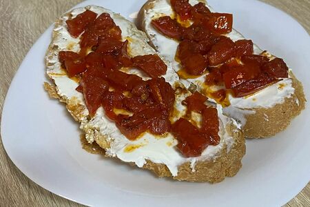 Брускетта с творожным сыром и помидорами