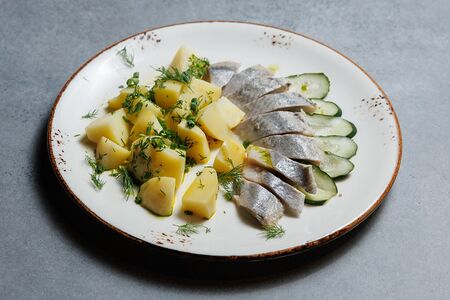 Сельдь слабой соли с малосольным огурцом и картофелем