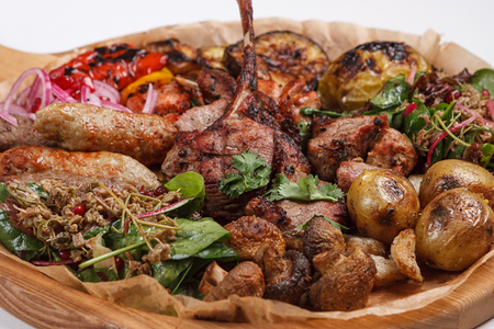 Разные шашлыки на компанию с овощами