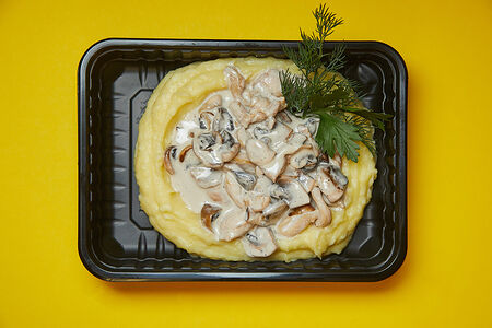 Бефстроганов из куриного бедра с пюре