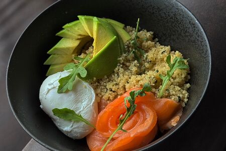 Кускус с лососем и яйцом пашот