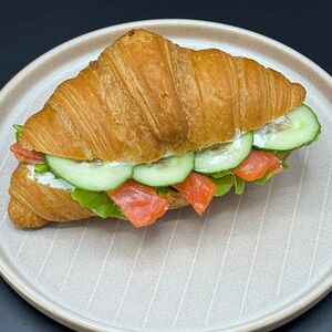 Круассан с красной рыбой