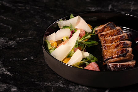 Утиная грудка и цитрусовый салат с соусом из маракуйи