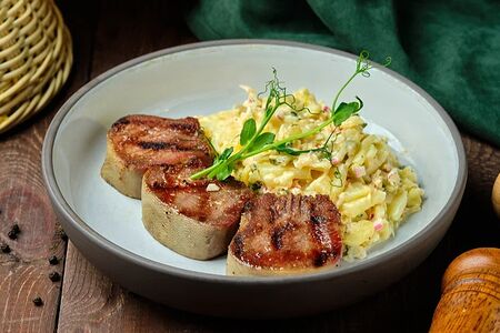 Язык гриль с картофельно-капустным салатом