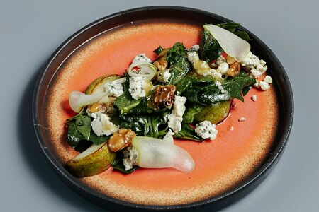 Салат с грушей и сыром с голубой плесенью