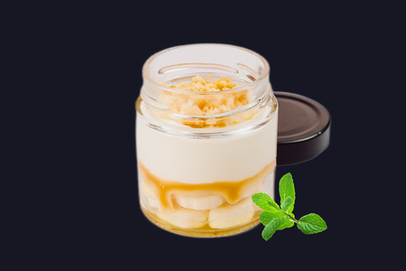 Мусс творожный с гранолой, бананом и печеньем