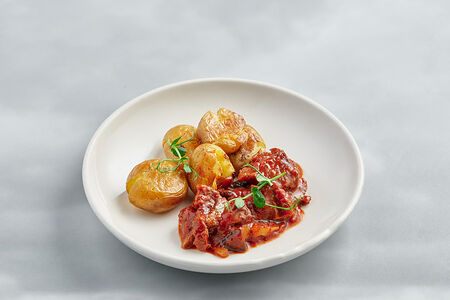 Рваная томленая говядина с мятым картофелем