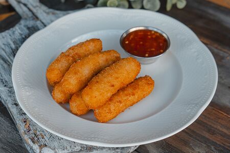 Сырные палочки с соусом свит чили 