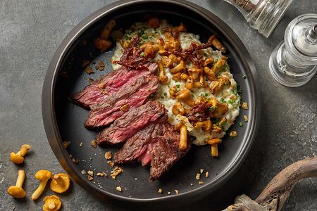 Стейк айрон с лисичками и сливочным булгуром