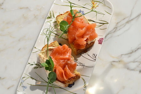 Брускетта с фуа-гра и семгой
