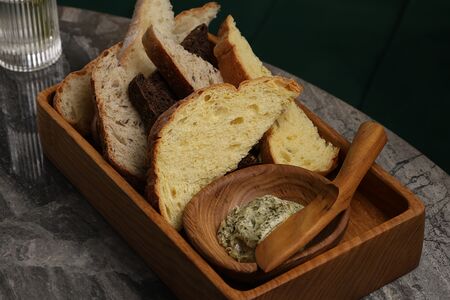 Хлебная корзина с маслом нори