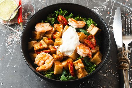 Баклажаны с креветкой, томатами и страчателлой