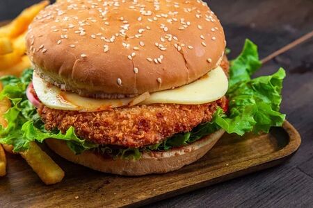 Чикенбургер с картофелем фри