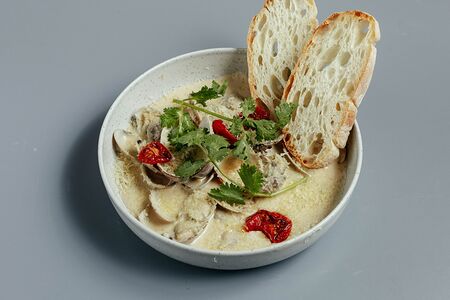 Моллюски вонголе в сливочном соусе с чиабаттой