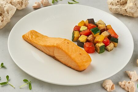 Лосось с жареными овощами