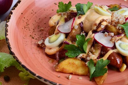 Баварский картофельный салат с колбасками и корнишонами