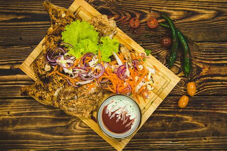 Курица гриль на мангале в лаваше с соусом