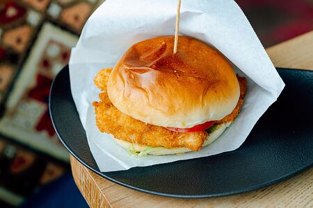 Бургер с куриными стрипсами