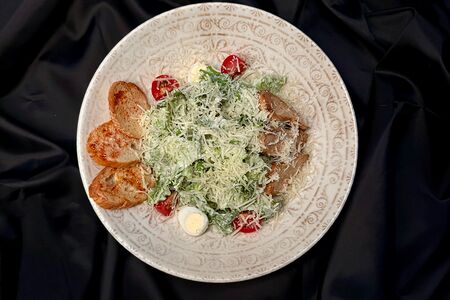 Салат Цезарь с курицей