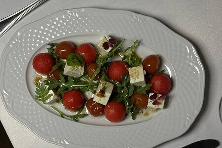 С арбузом и томатами с копчёной брынзой