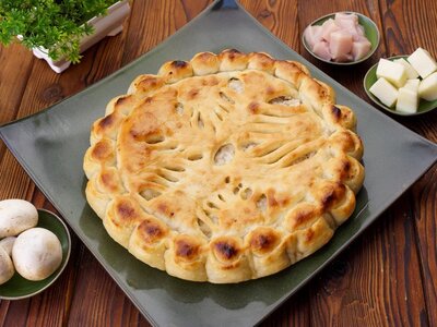 Осетинский пирог с курицей, грибами и сыром 