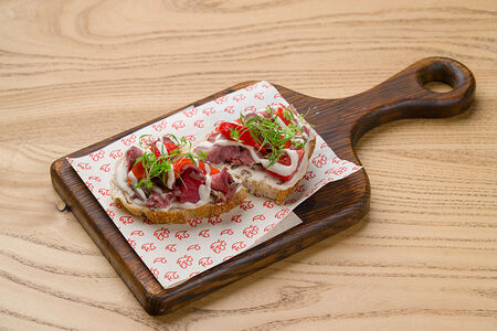 Брускетта с ростбифом и соусом тоннато