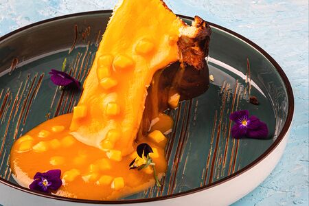 Баскский чизкейк с манго и маракуйей 