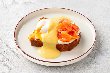 Бенедикт на бриоши со слабосоленым лососем и голландским соусом