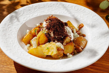 Картофель стоун с лисичками и копченой сметаной