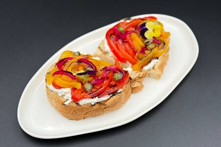 Брускетта со страчателлой, печеным перцем и кремом бальзамик