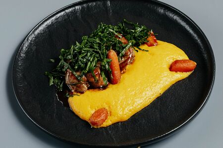 Свиная вырезка с пюре из батата и молодой моркови под соусом Айоли