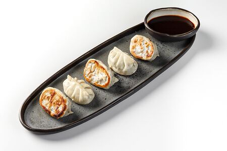 Гедза с томлеными щечками и соусом Деми гляс