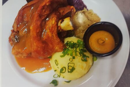 Половина печено вепрево колено