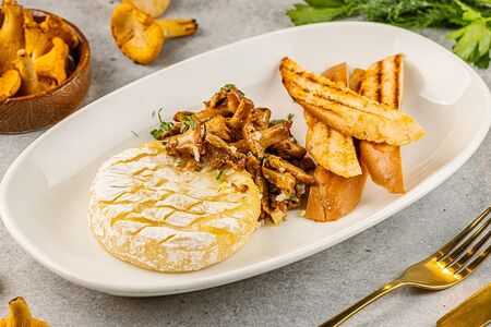 Камамбер из печи с лисичками и хрустящим багетом