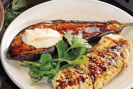 Куриное филе с баклажаном мисо и соусом тахини