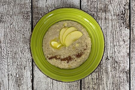 Каша овсяная с яблоками и корицей