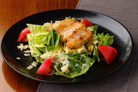 Салат Цезарь с курицей