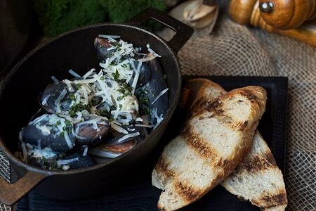 Мидии в сливочном соусе с хрустящей чиабаттой