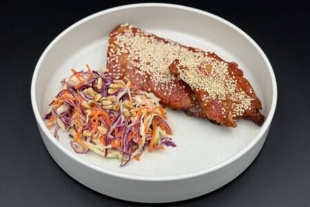 Свиные ребра BBQ с салатом Коул слоу