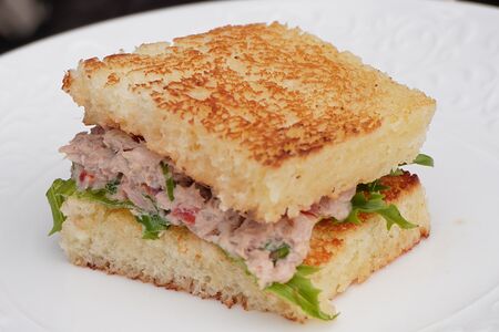 Сэндвич с тунцом и томатами