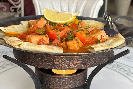 Сёмга, томленная с овощами на пите