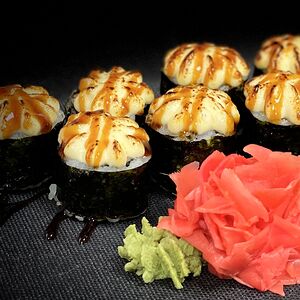 Запечённый мини-ролл c копчёным лососем