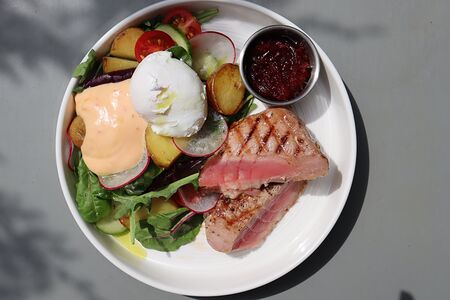 Стейк из тунца с яйцом пашот