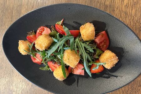 Салат с хрустящим халуми и клубникой